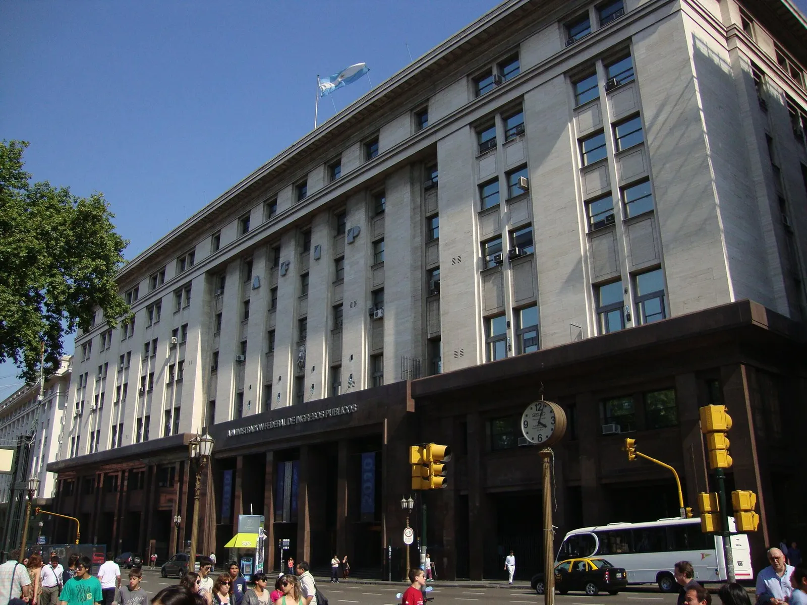 Fachada del edificio central de ARCA, sobre la calle Hipólito Yrigoyen, con peatones en la vereda