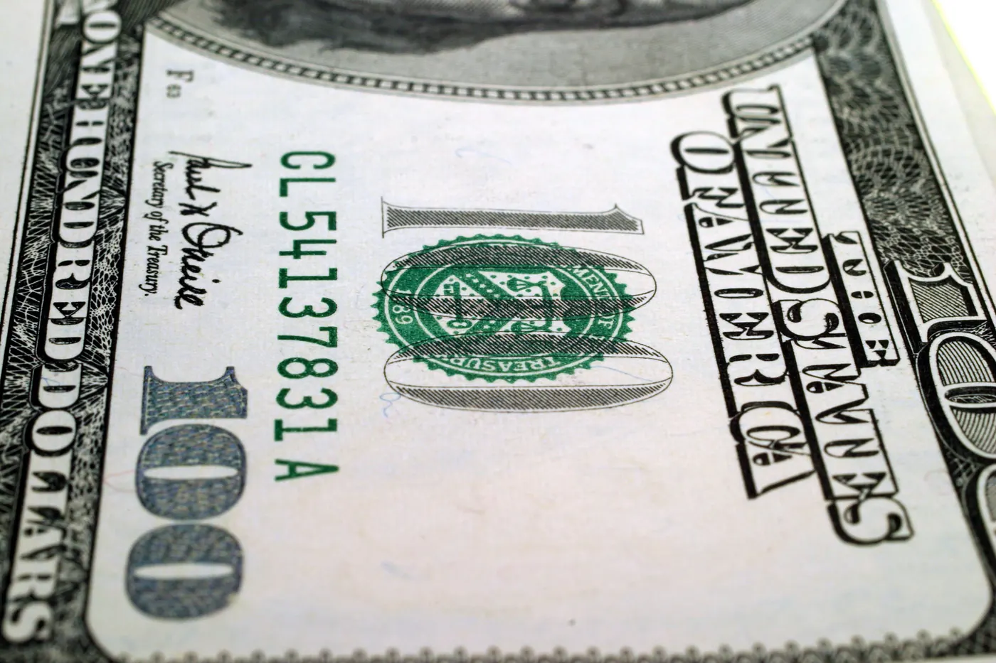 Primer plano de un billete de cien dólares estadounidenses