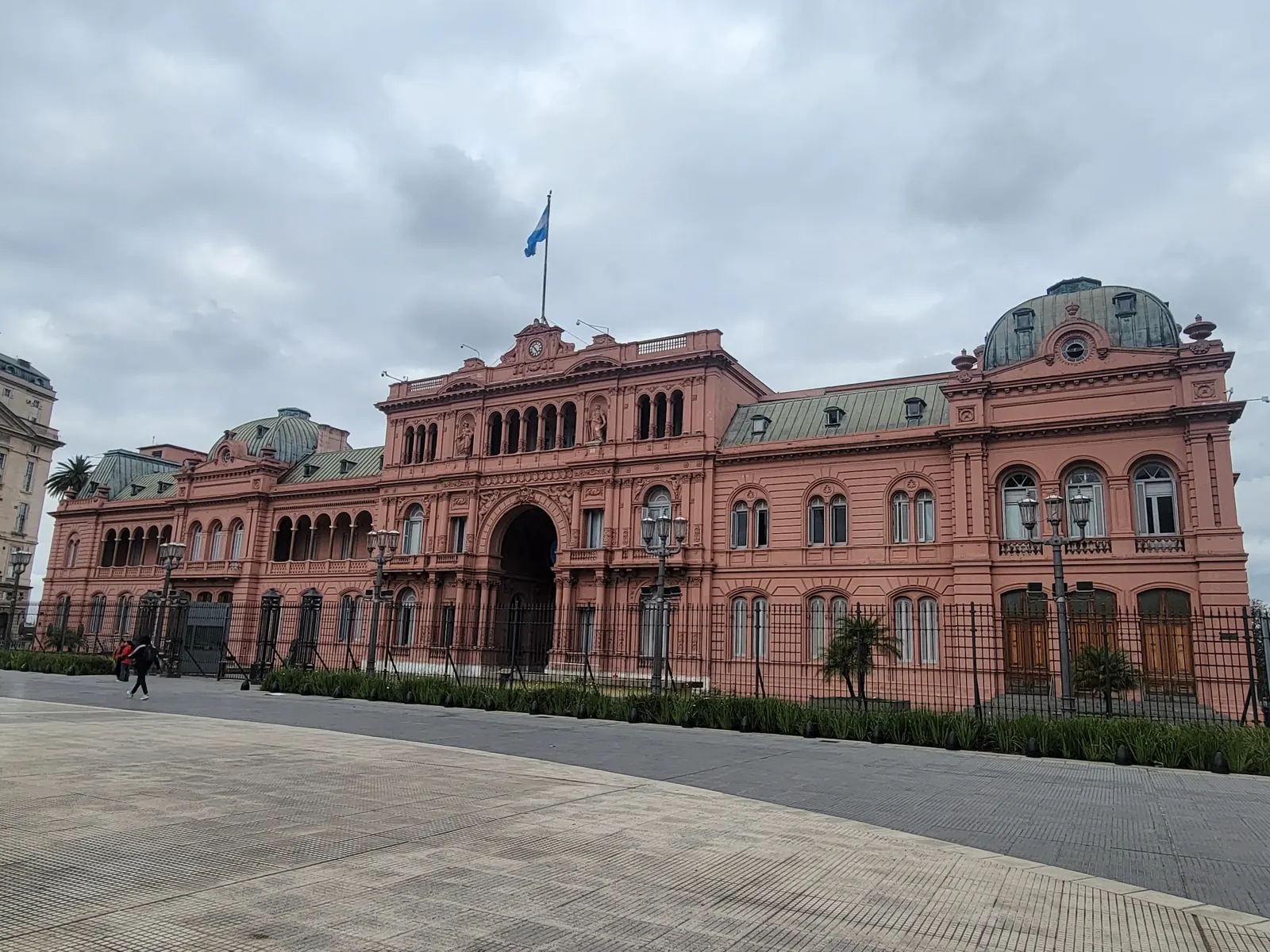 Fachada de la Casa Rosada, sede de la Presidencia de la Nación, vista desde la Plaza de Mayo en un día nublado
