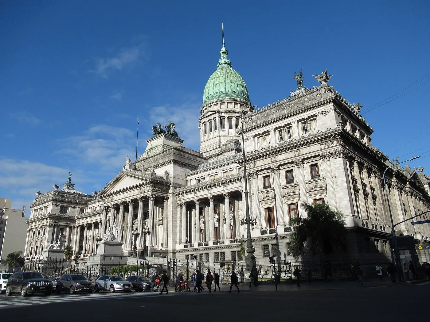 Fachada del Palacio del Congreso de la Nación, con su cúpula verde, bajo un cielo despejado