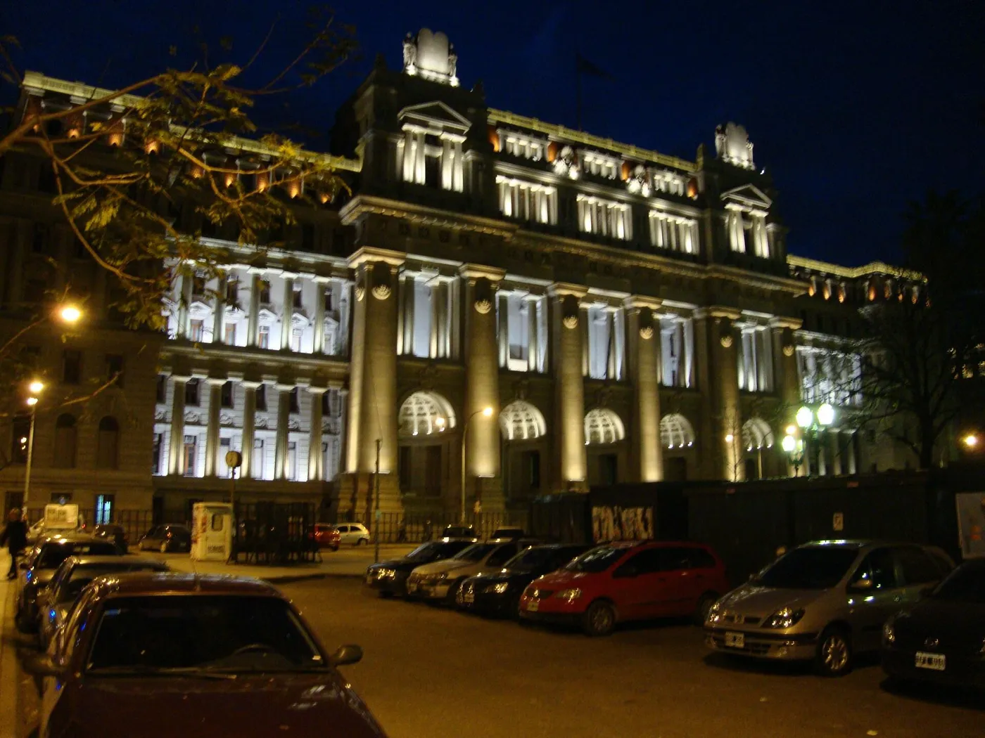 Fachada iluminada del Palacio de Justicia de la Nación, de noche