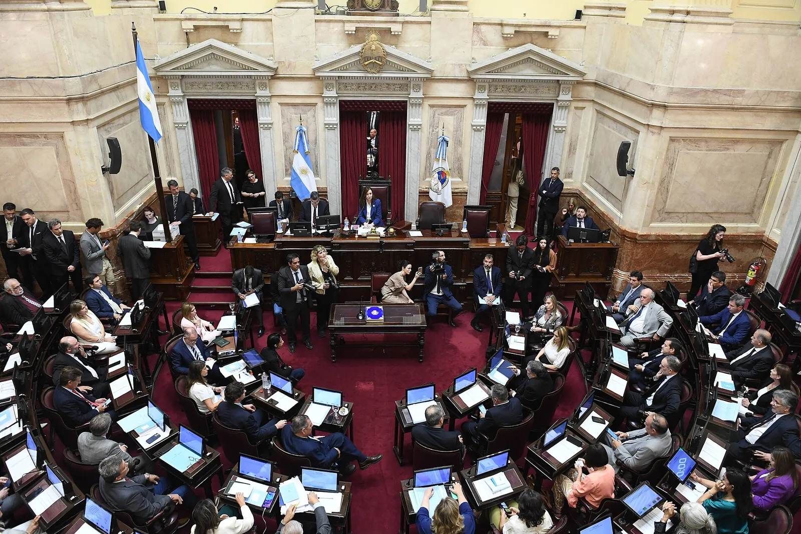 Recinto del Senado de la Nación visto desde lo alto, con los senadores en sus bancas durante una sesión